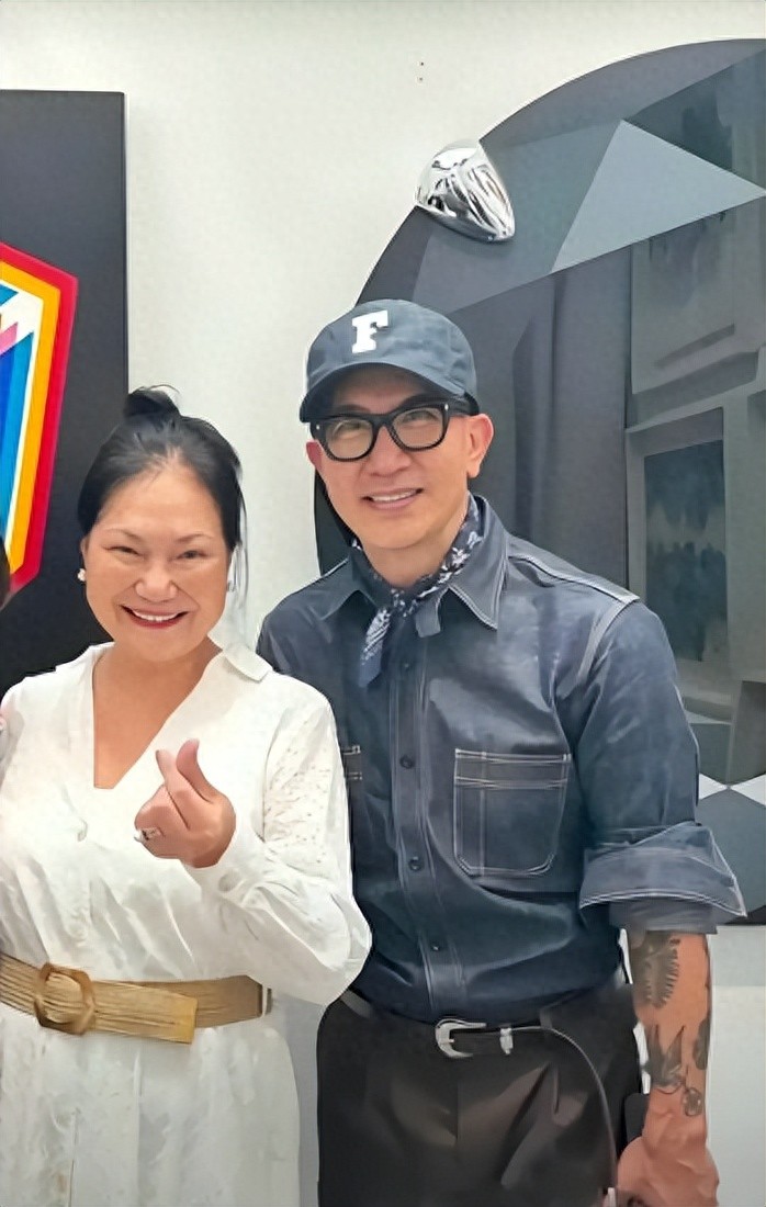 S妈独自现身大S雕像前！称天气不错一上山又凄风苦雨，坦言心中苦