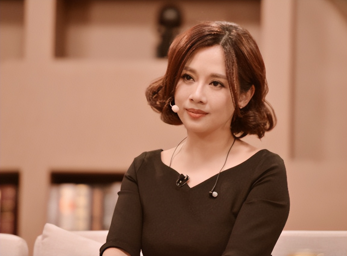 55岁陈松伶开演唱会，裙子开叉到大腿，和张铎贴身摸腿热舞
