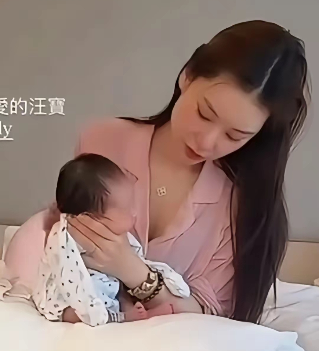 马筱梅官宣！汪宝儿满月酒定台北，百日宴办北京，两手抓情商获赞