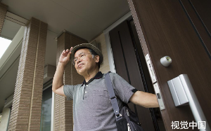 邻居大爷天天往我家门泼热水，我没吵闹，直到撞见他家里灵位，我瞬间泪目了