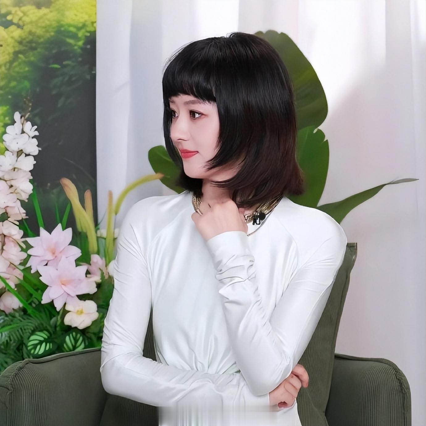 被短发的赵丽颖惊艳 不穿暴露礼服却艳压群芳 网友：林更新得避嫌了