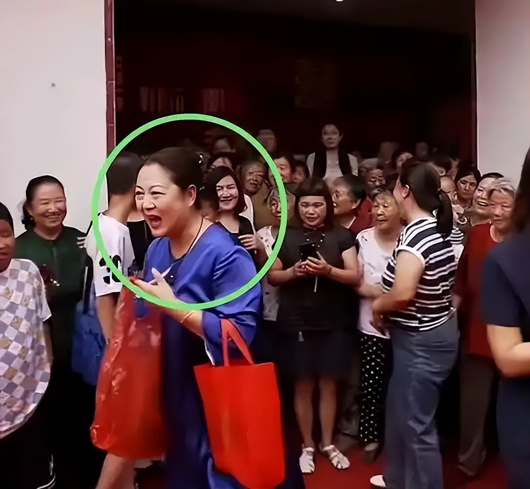 55岁王茜华现状：为小丈夫高龄生子，身材走样，参加婚礼无人识！