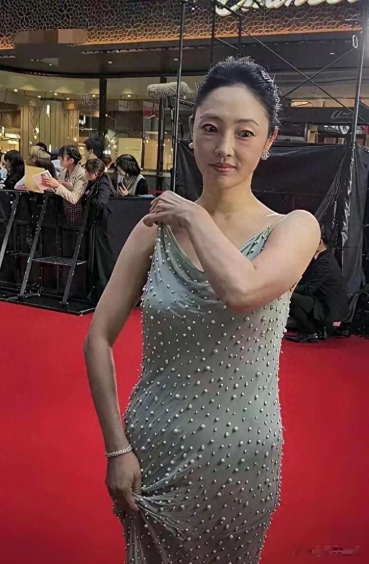 白百何也就40岁左右，随着岁月的流逝，也慢慢变老了，状态还好