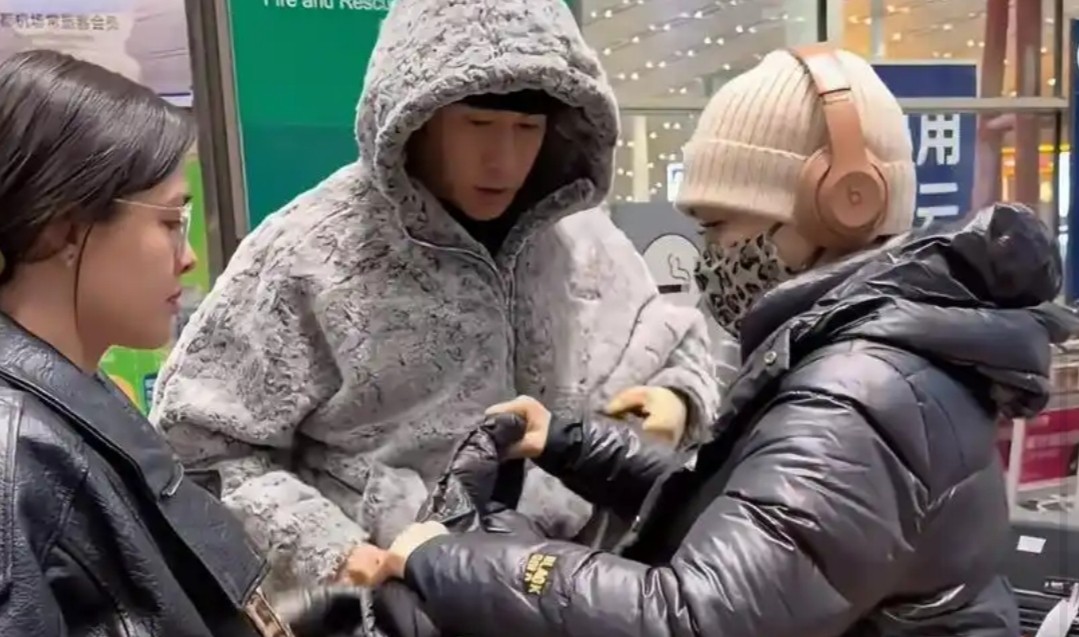 钟丽缇大女儿回北京，零下10度只穿皮夹克，张伦硕把羽绒服脱给她