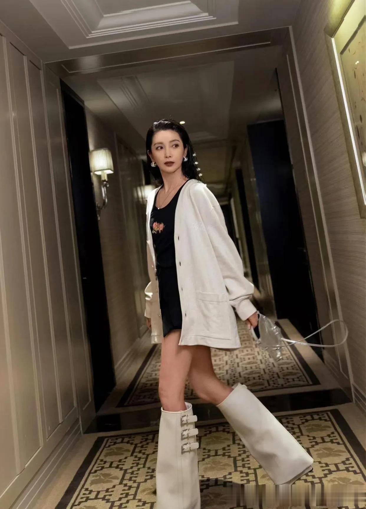 李冰冰私服穿搭真时髦！针织开衫+黑色背心+短裙，高级又洋气！