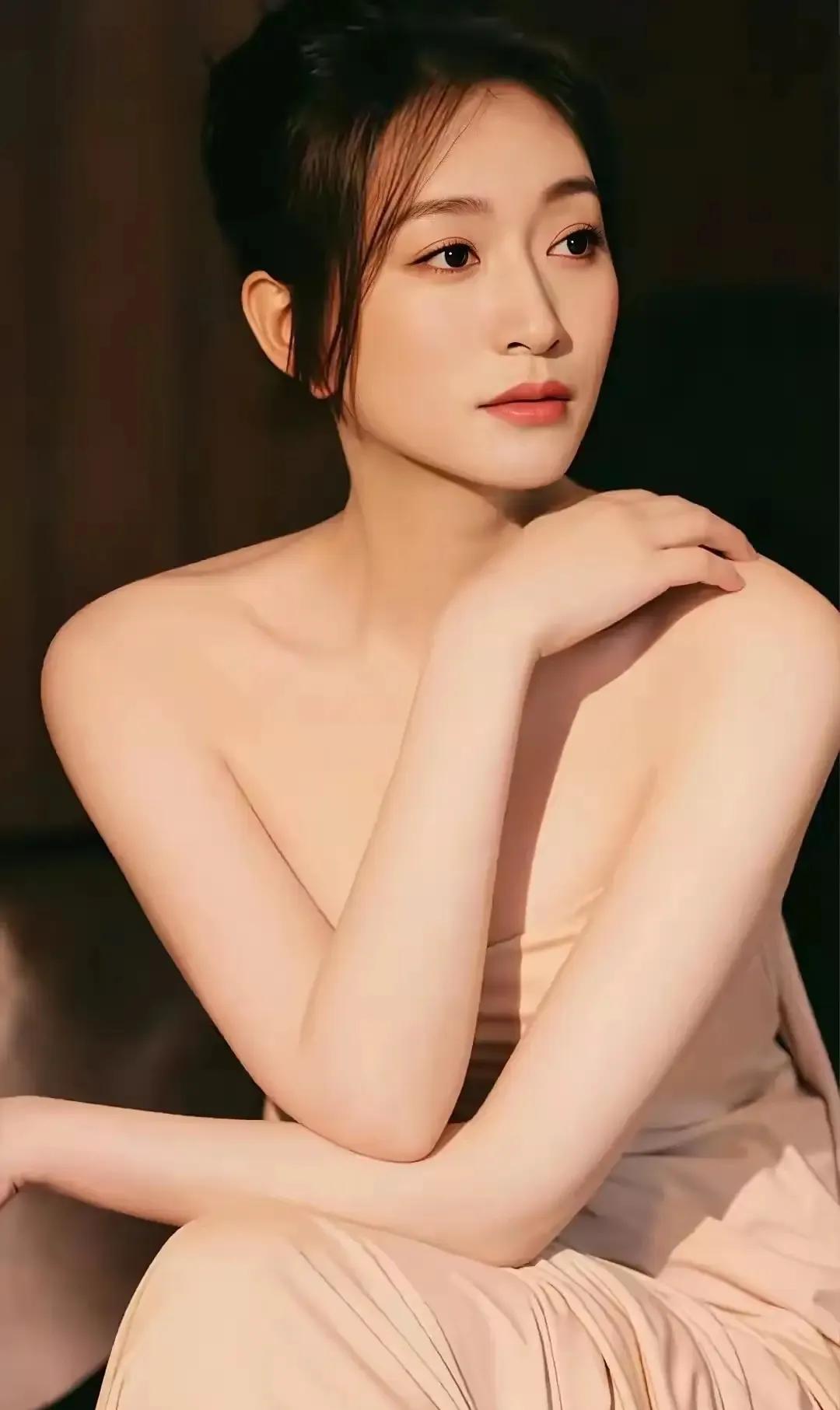 李小冉最新质感写真曝光！多造型演绎优雅封神