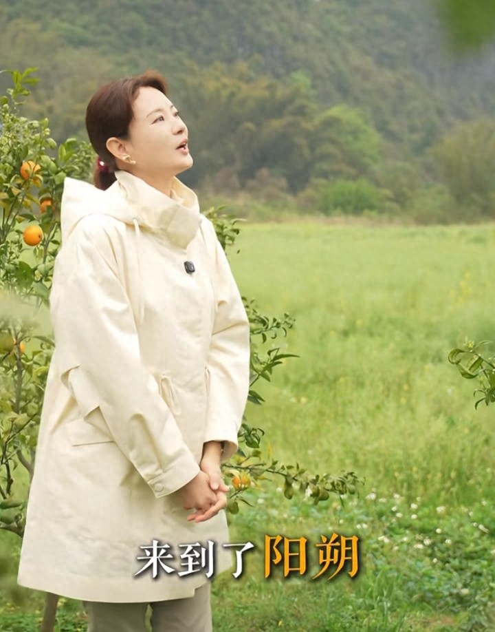 刘芳菲阳朔感慨古人寄情山水，米白风衣配低马尾温婉知性气质动人