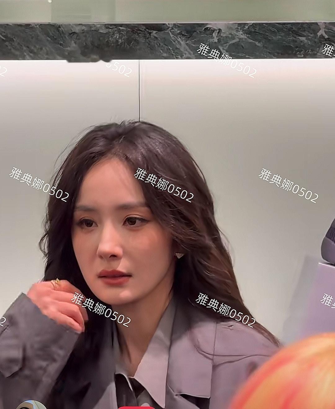 杨幂真人虽然漂亮灵动，但她嘟嘴时法令纹和下巴上的皱纹十分明显