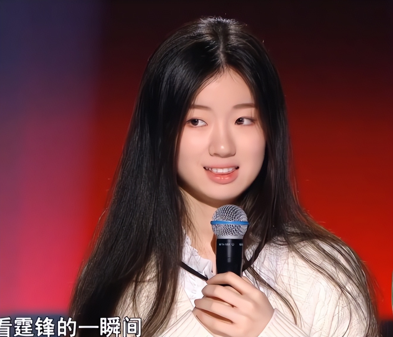 单依纯出席活动，脸大嘴肿眼神犀利，网友：这也能当明星？