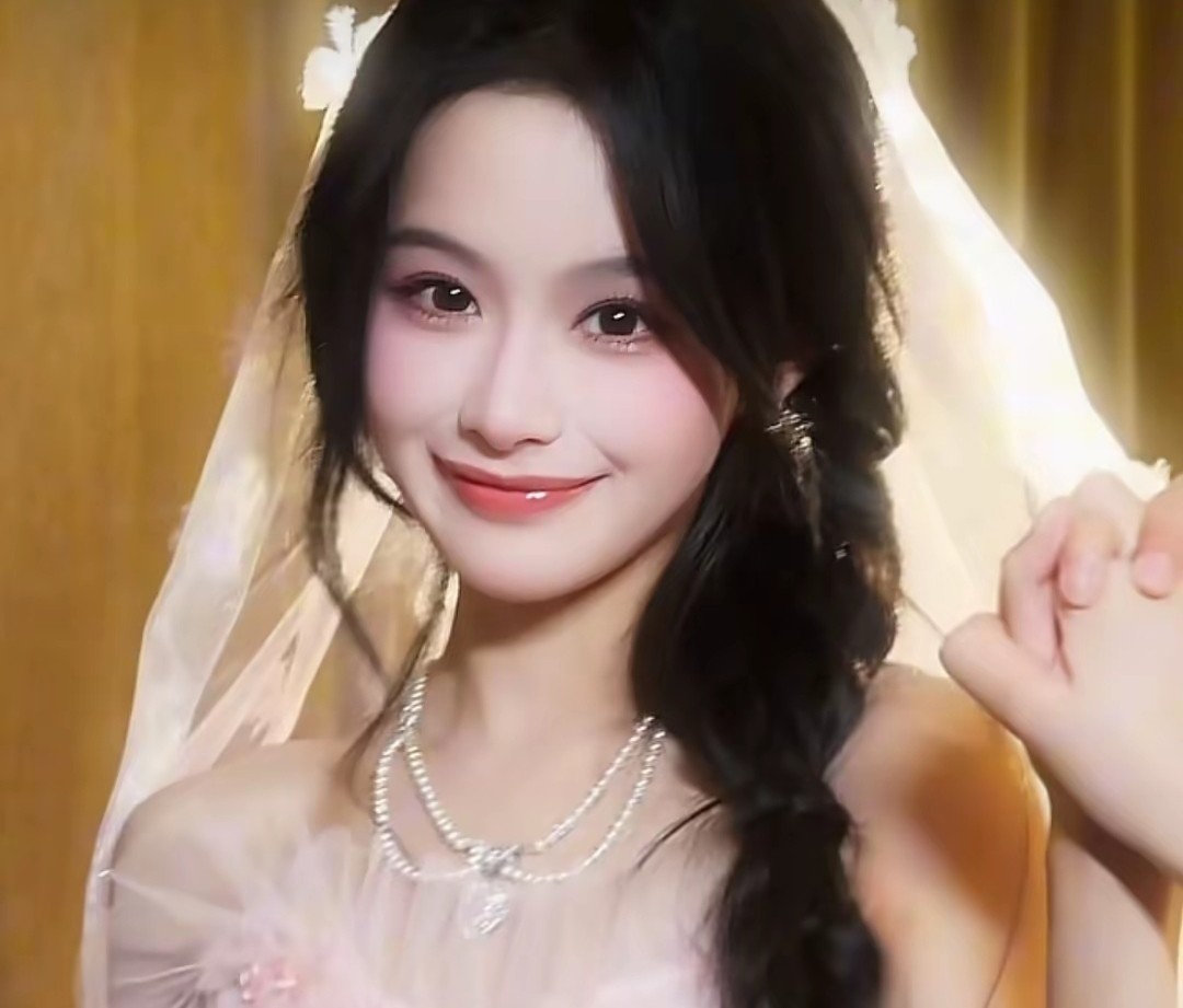 这竟是同一个人！当短剧女演员真实颜值曝光，离开滤镜后判若两人