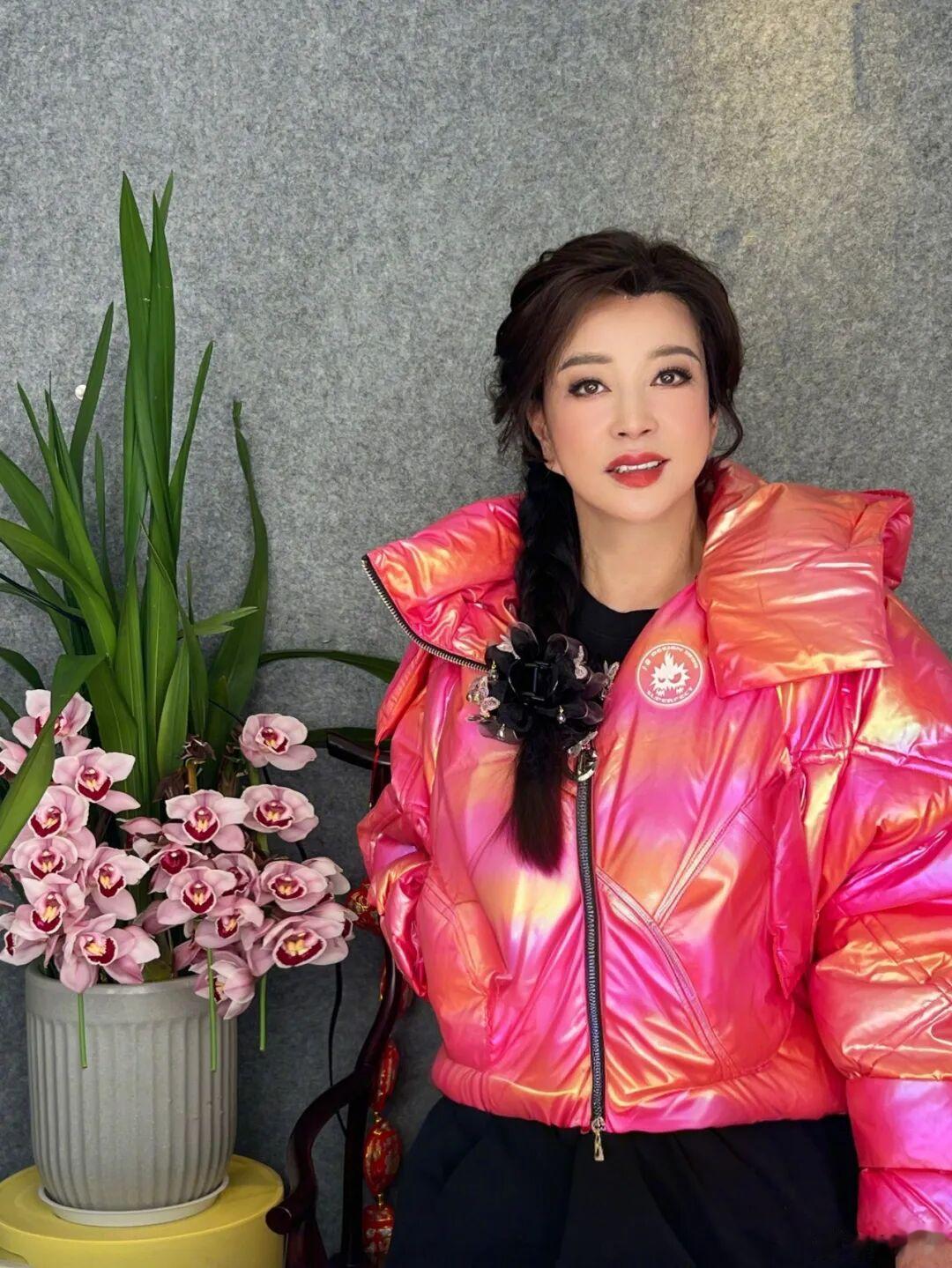 刘晓庆被传死在横店游泳池,本人回应:“本是同根生,相煎何太急”