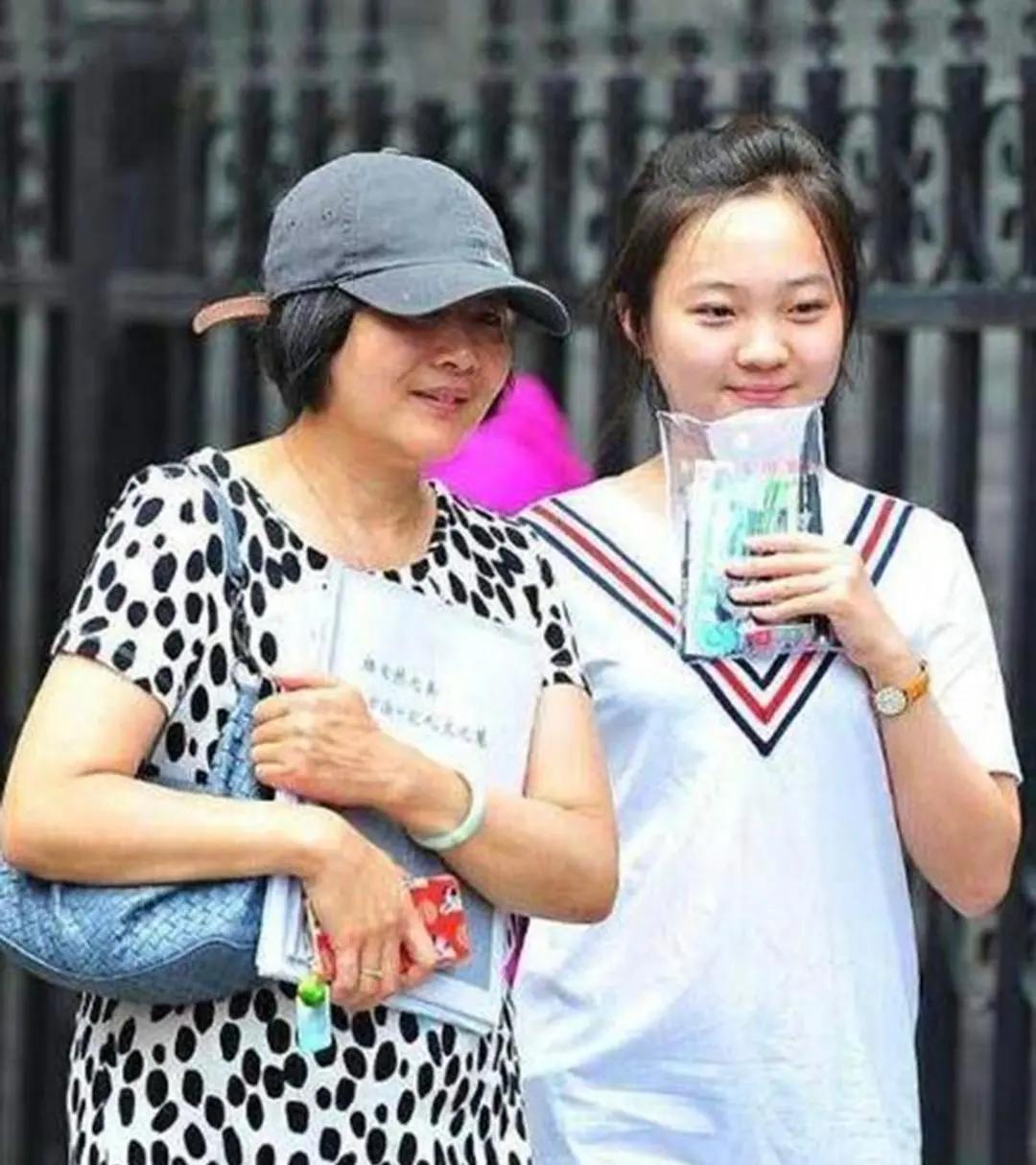 26岁林妙可逛庙会，仍是娃娃脸，本是童星出道，长大后却无戏可拍