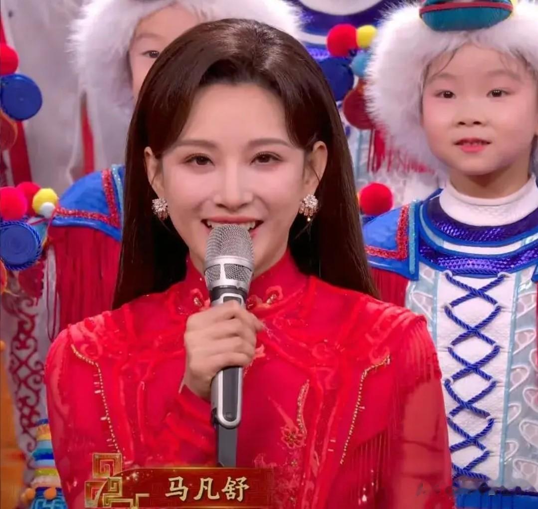 马年春晚主持人状态好真实！刘心悦小虎牙抢镜，撒贝宁晒黑了