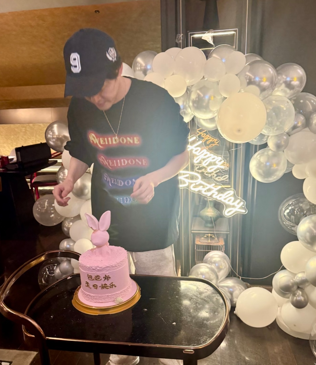 付辛博庆生颖儿同框，两口子脸小又显年轻，大合照刘端端也“在”