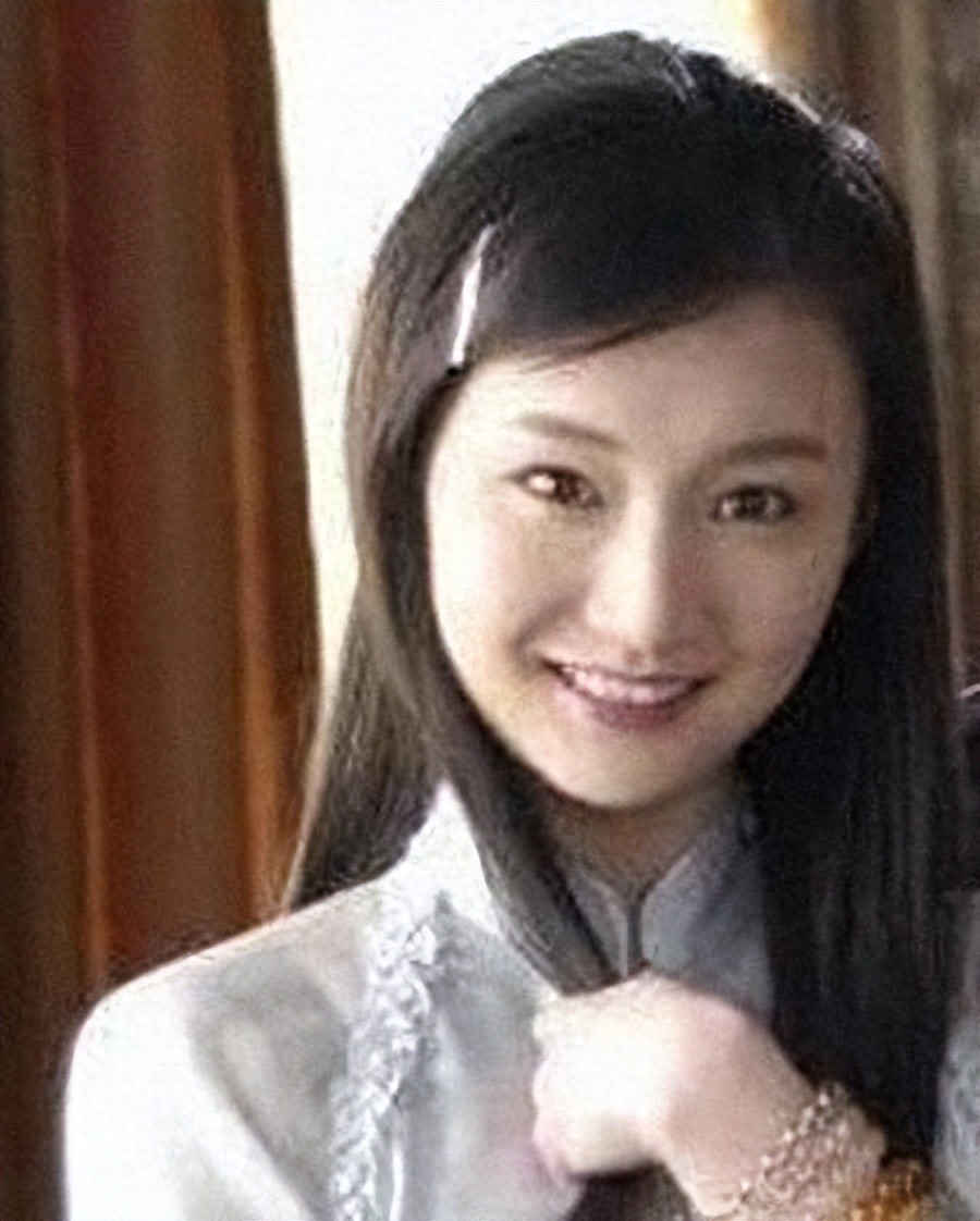 她知三当三，和有妇之夫生活近30年，如今带娃定居美国生活很潇洒