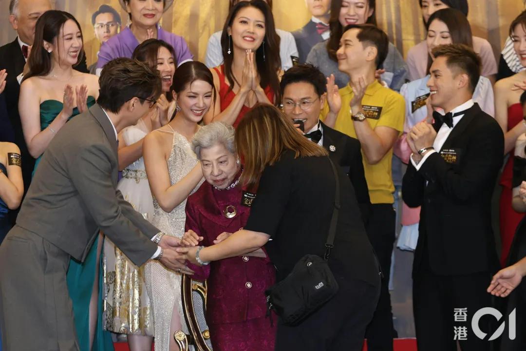 91歲羅蘭與張國強飲茶精靈擺Pose，去年跌傷入院雙腿現凹痕惹擔憂