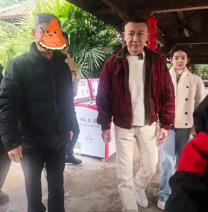 偶遇聂远,法令纹好深看着比电视上老10岁,11岁大女儿已赚钱养家