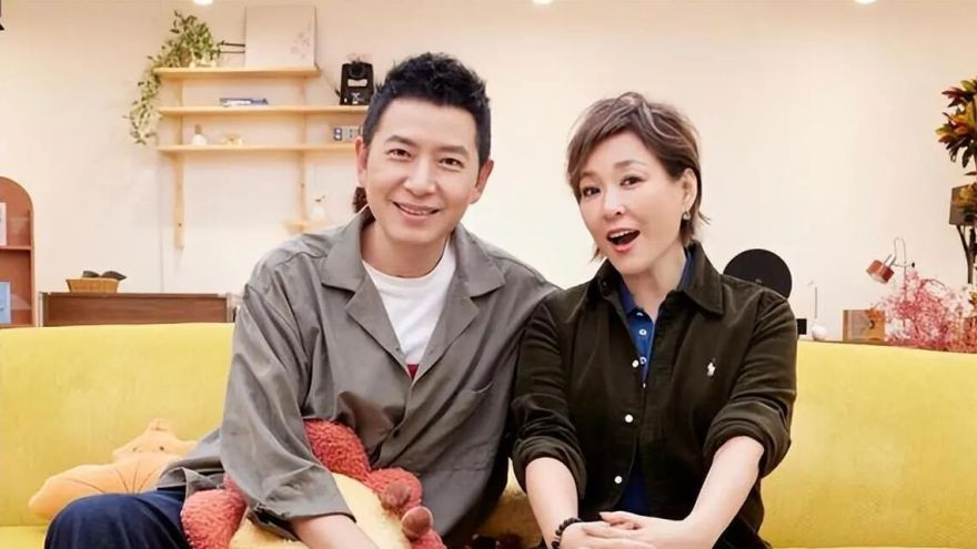 55岁李静近况曝光！与戴军牵手老公不吃醋，23岁女儿比她还漂亮