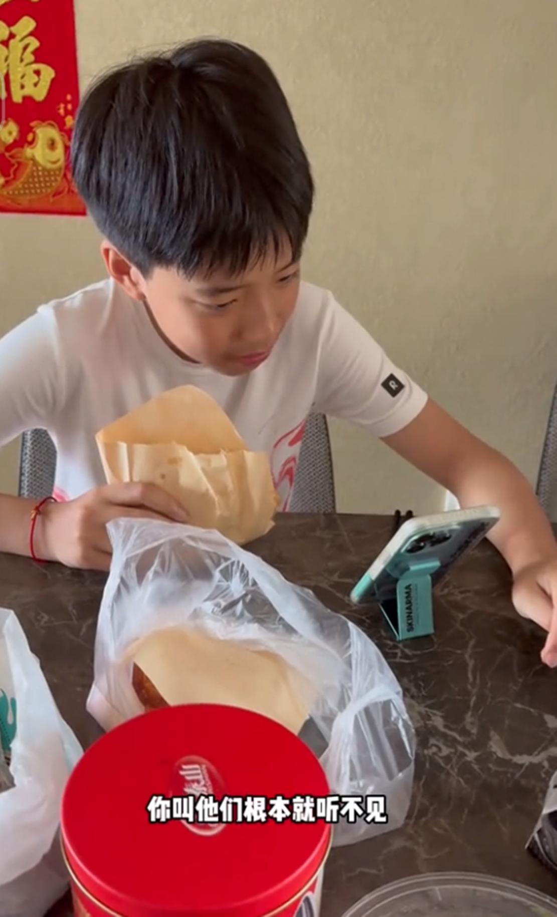 张晞临一家四口海南度假，朱敏露面，退圈10年身材发福胖到150斤