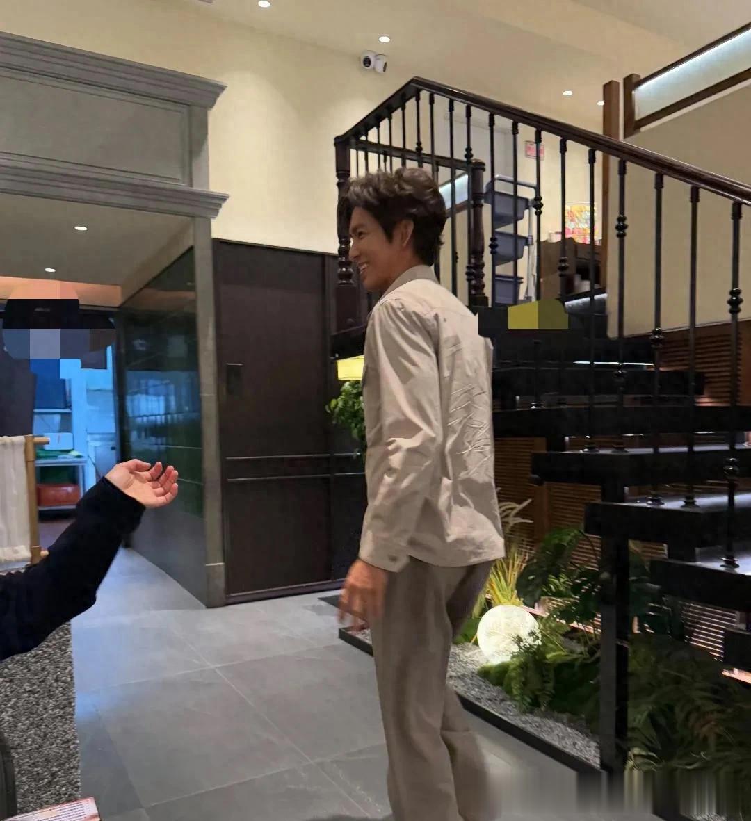 52岁钟汉良在洛阳一家餐馆吃饭被偶遇，他现实中真人太帅了
