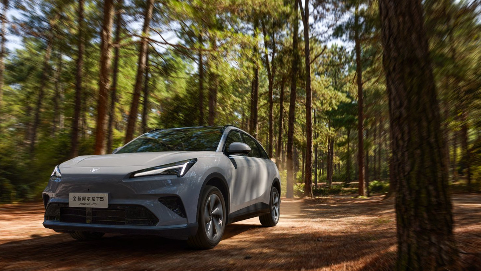 十万级家用 SUV 终极选择 深蓝 S05 够用极狐 T5 更适配