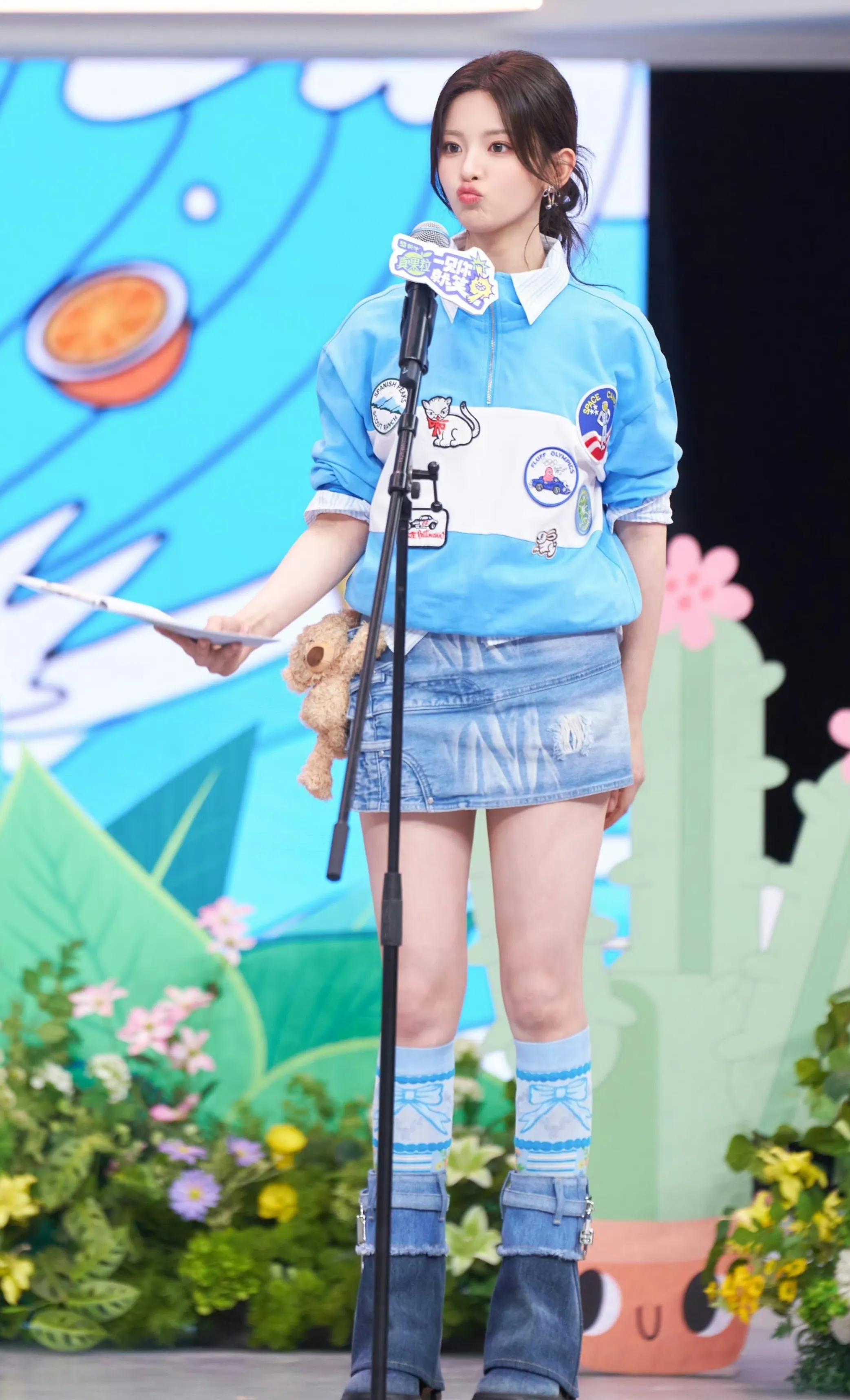 杨超越性感美腿