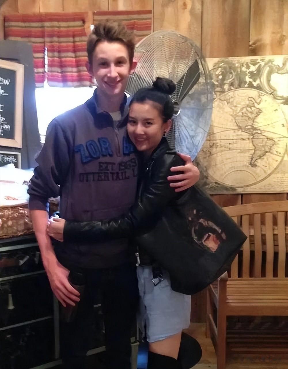 被曝和白人搂抱、与富二代同居，看完牢A直播 才懂宋祖儿为啥被黑