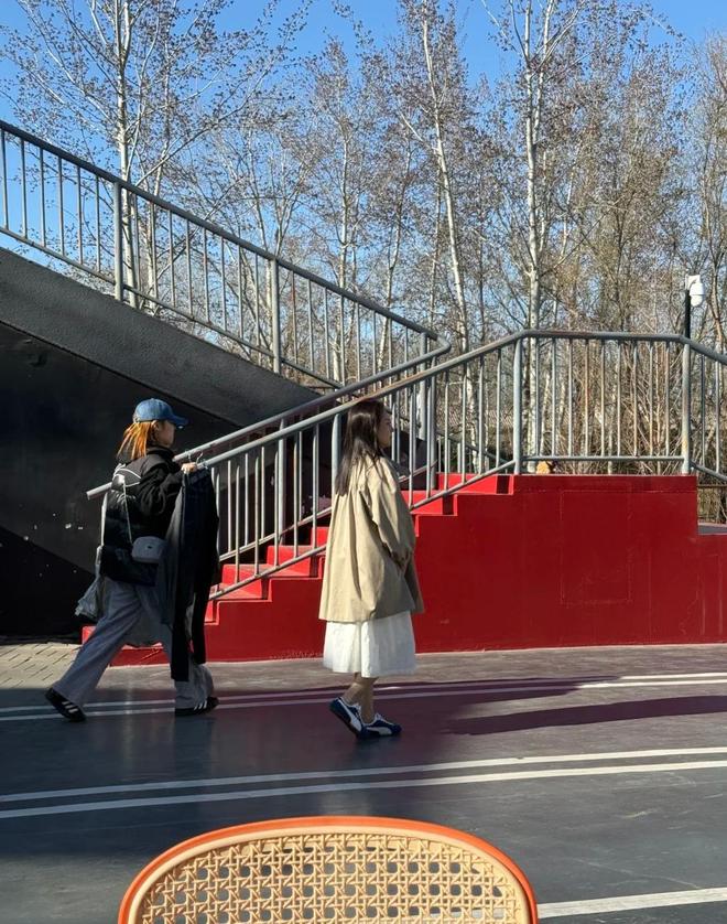 有粉丝在朗园创意园区内偶遇董洁,彼时她正为新季产品进行实景拍摄