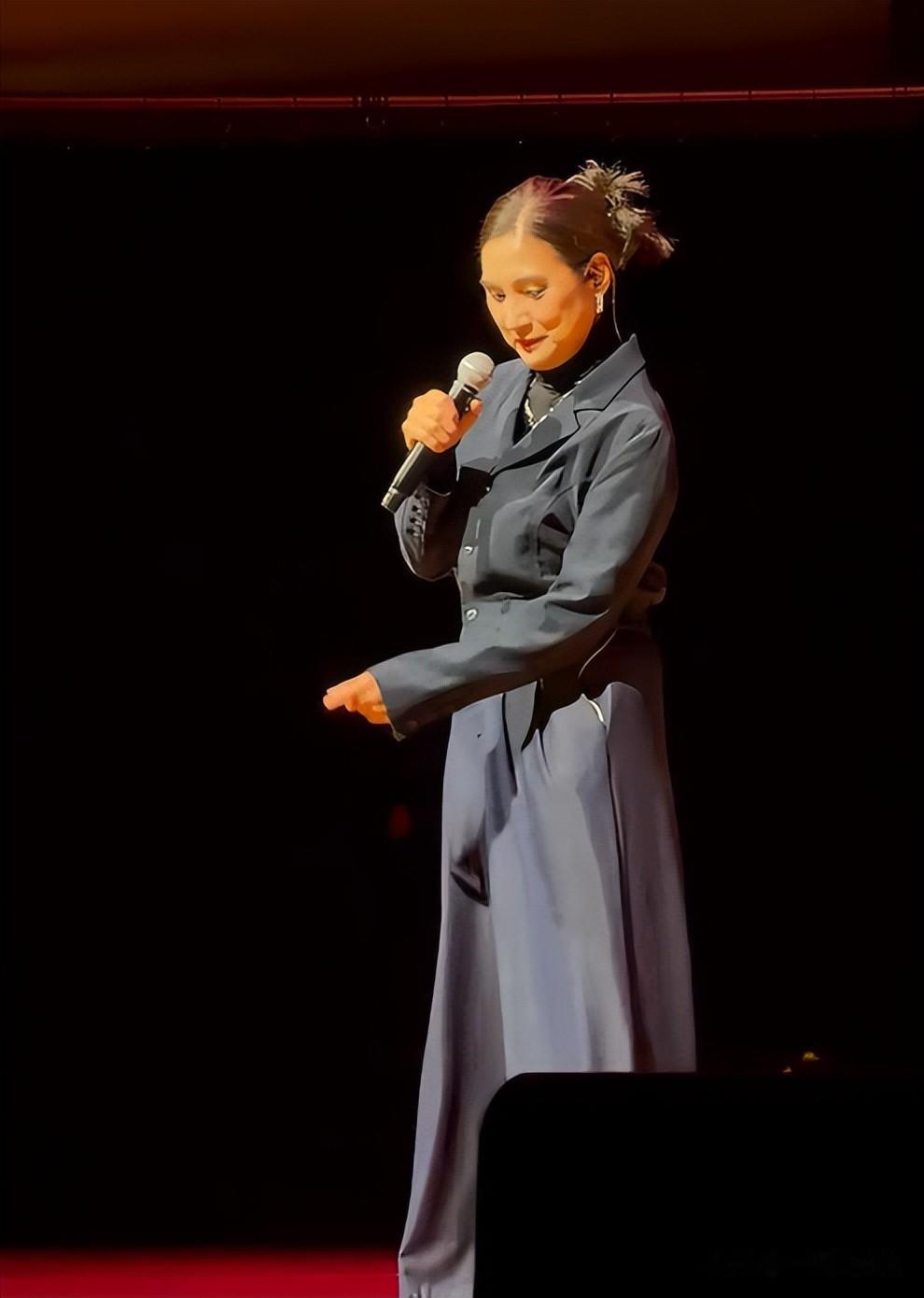 83岁卢海鹏开演唱会，上台颤颤巍巍要人扶，和小8岁陈百祥像父子