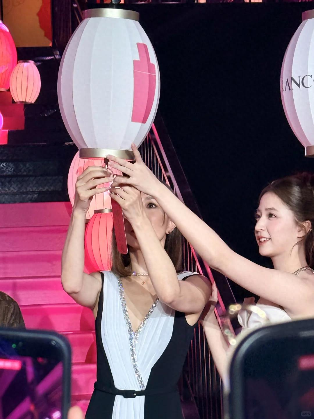 成都这一夜，王玉雯真空，佘诗曼穿深V，却被虎背熊腰的小咖抢镜