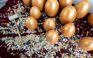 中奖5000被全家哄抢，妹妹当场撕碎，未婚夫要拿来加两桌酒席。我笑着转身给准婆婆打去电话，就让他们狗