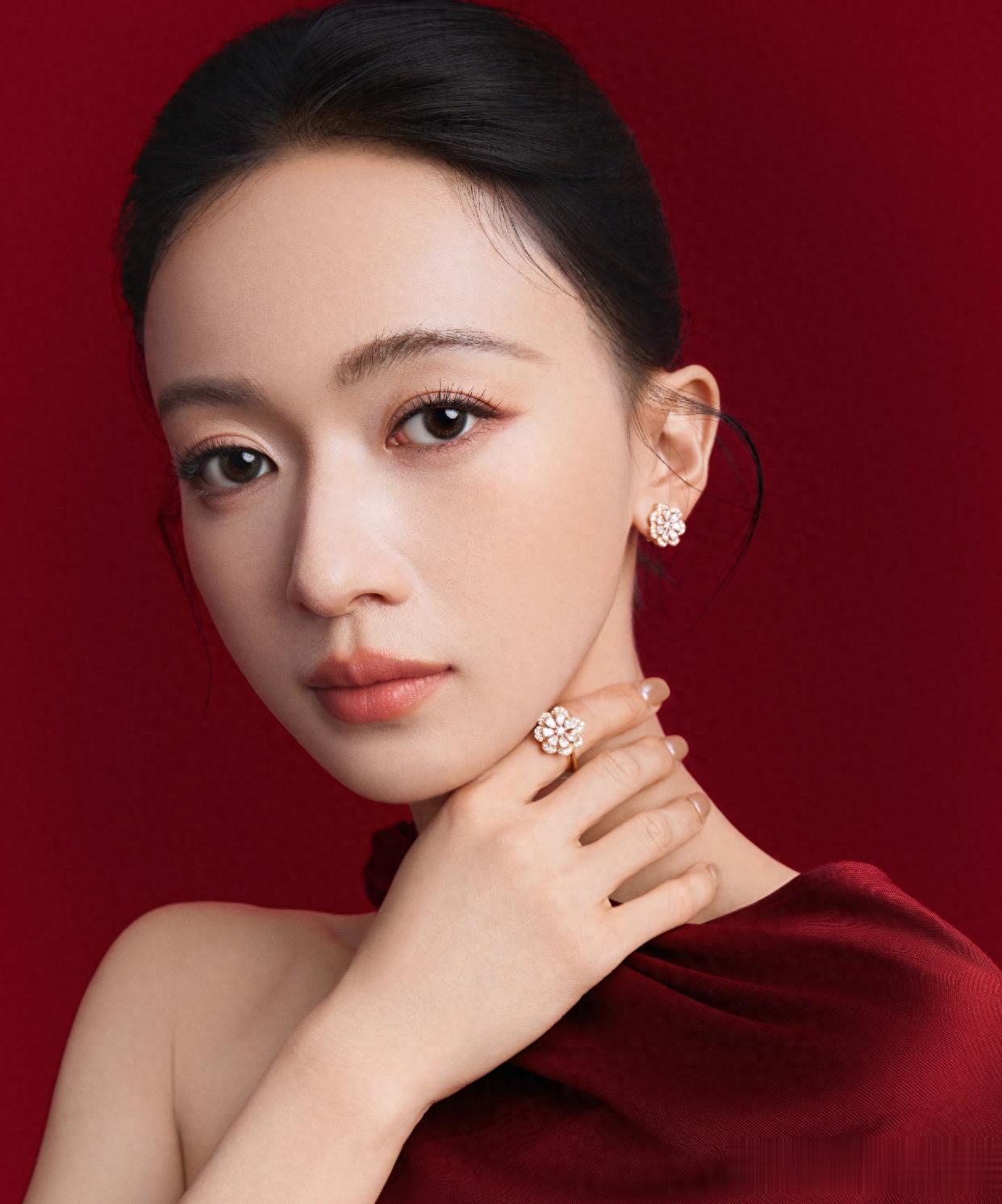 吴谨言，香肩美背身材迷人！