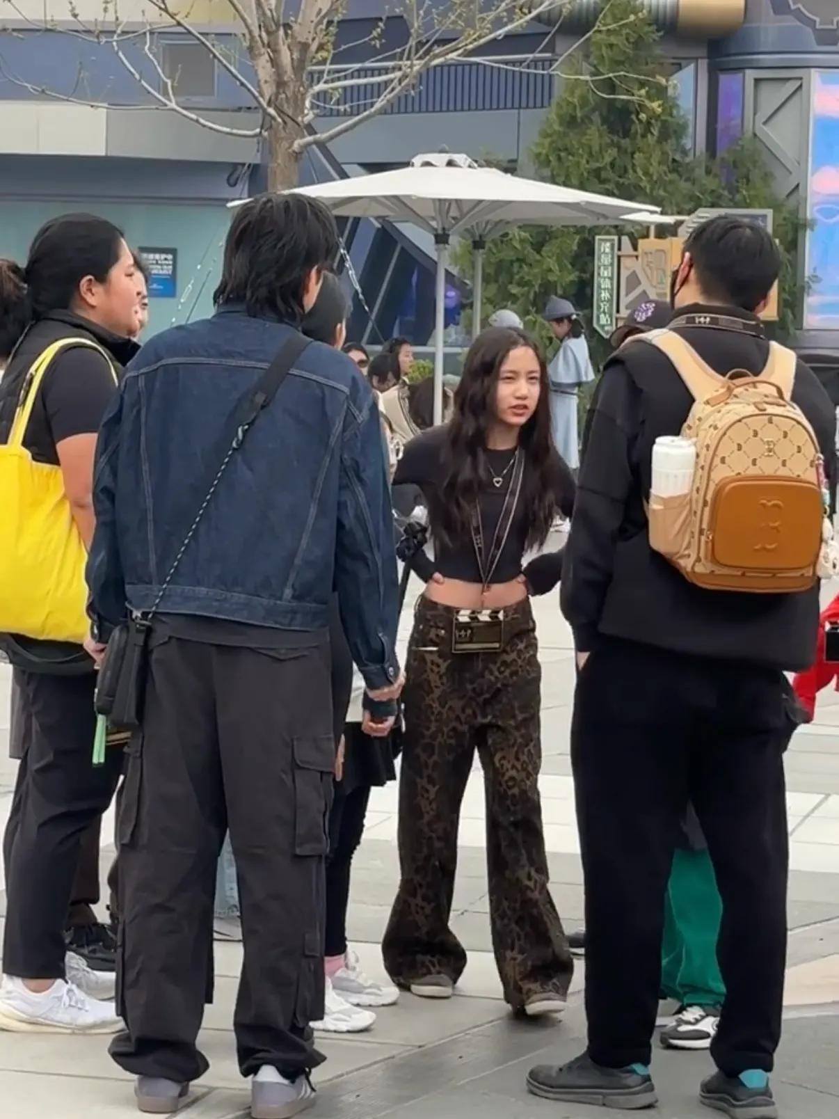 孙莉带子女逛环球影城，12岁黄少艾太像黄磊，辣妹风打扮星范十足
