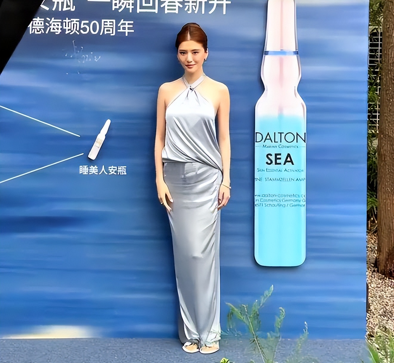 吴千语身穿褶皱裙现身上海，人群中一眼就能看到，网友却不淡定了