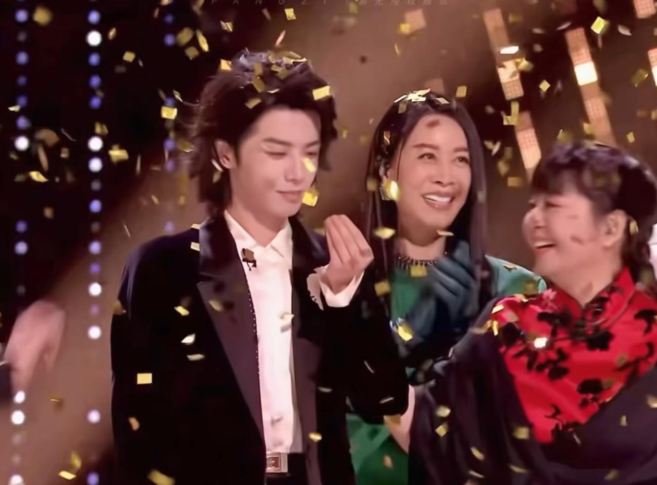 殷秀梅华晨宇牵手同框仅1天,恶心事发生,原来她和陈坤处境一样