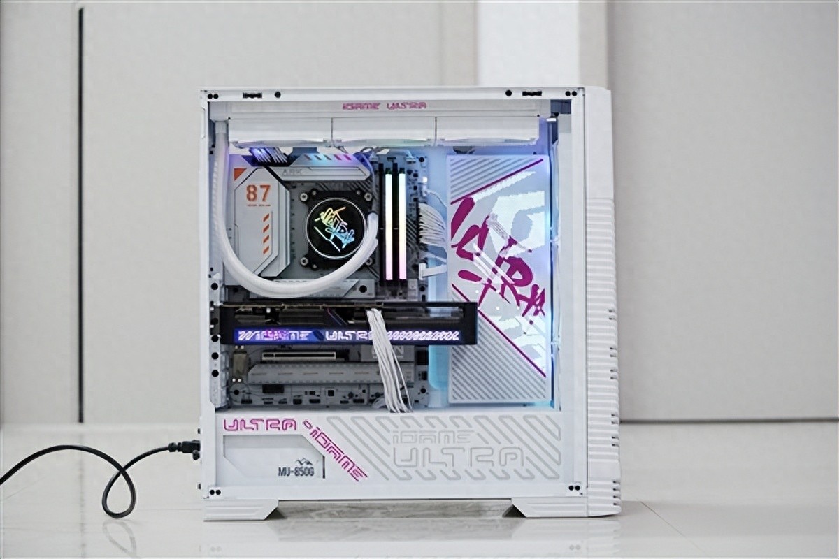 嘻哈涂鴉太吸睛！七彩虹RTX 5070 Ultra OC 12GB圖賞