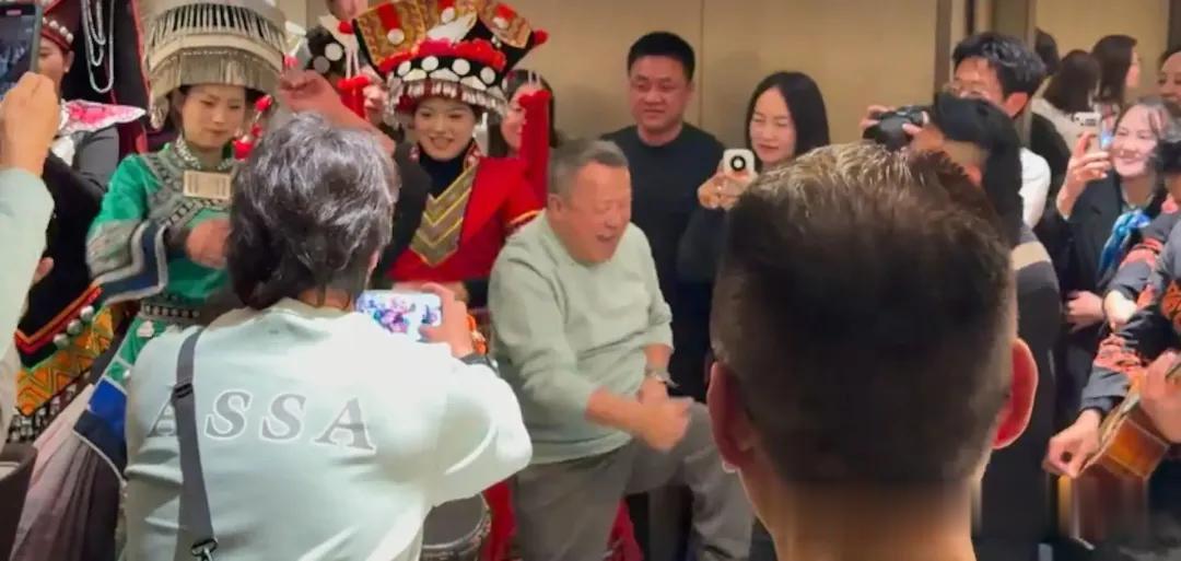 曾志偉卸任一身輕！與兄弟包廂盡情狂歡，與辣妹熱情互動相流出