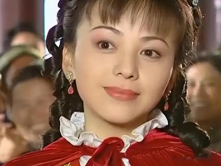 55岁王琳现状：白裙配王冠化身冰雪女王，行走于T台上气场超强