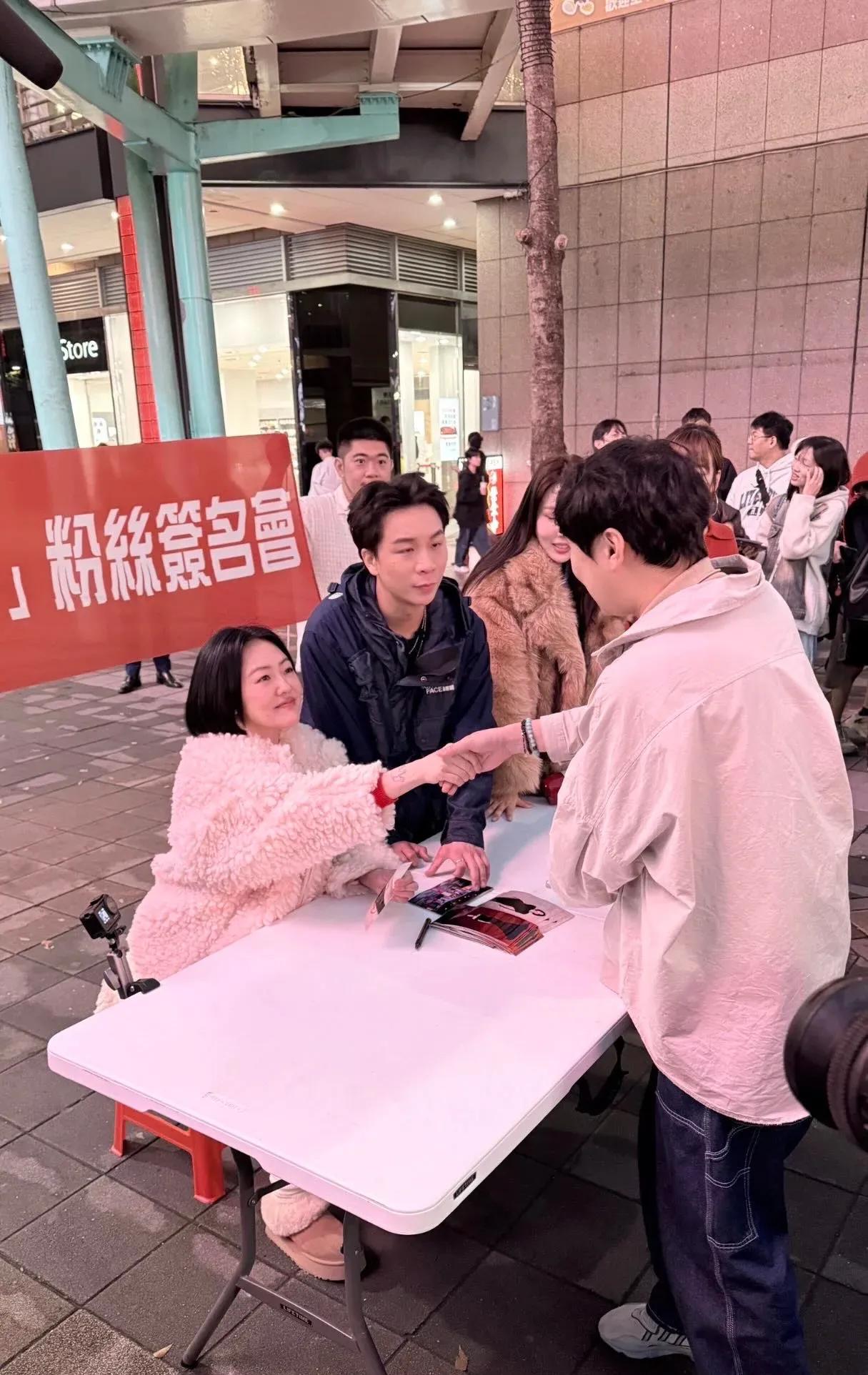 小S快闪粉丝见面会，穿毛毛外套雪地靴却光着腿，现场布置显寒酸
