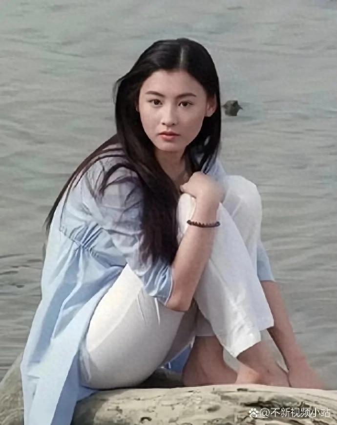 年少时的张柏芝容颜清丽脱俗，气质纯净动人。