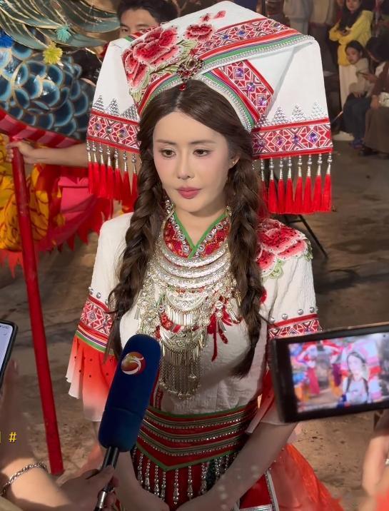 韦雪亮相宾阳炮龙节,怼脸时被她真实长相吓到,富二代就这审美?