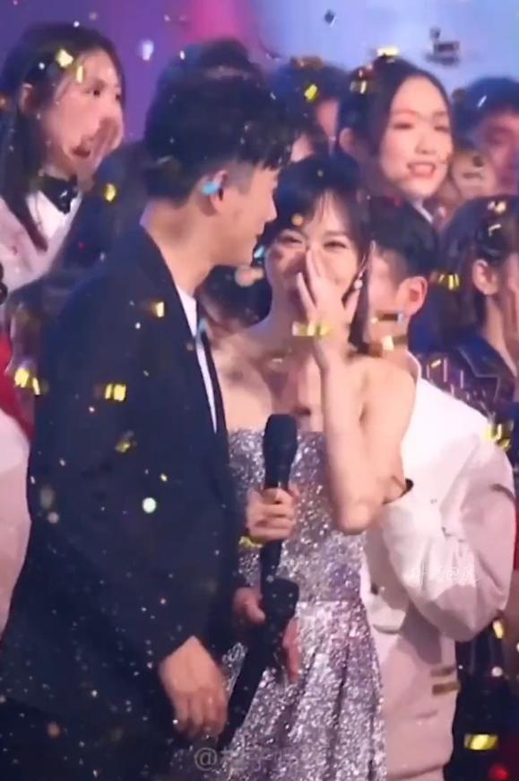 唐嫣拍戏被偶遇,1米72踩高跟鞋鹤立鸡群,穿棉袄打遮阳伞好另类