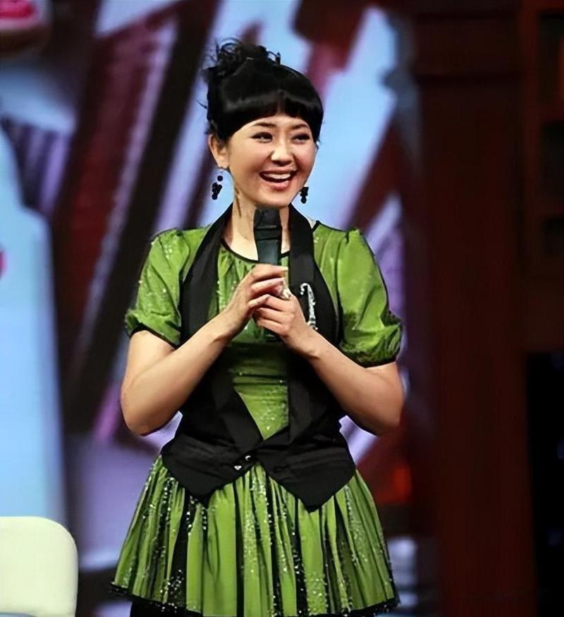 与大8岁领导闪婚，婚后分居多年，51岁的方琼如今过得幸福吗？