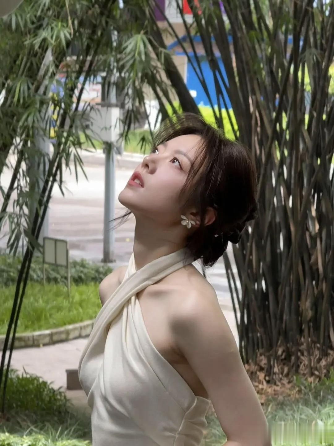 赵今麦的纯白中式造型，这扑面而来的清冷贵气感如何？