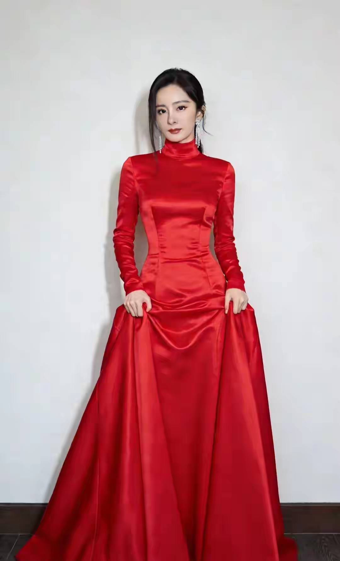 红绸曳地,杨幂这一身把明艳与温柔穿到极致