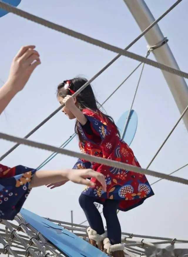 张梓琳晒春节动态,老公将女儿举起臂力超强,俩女儿大长腿超吸睛