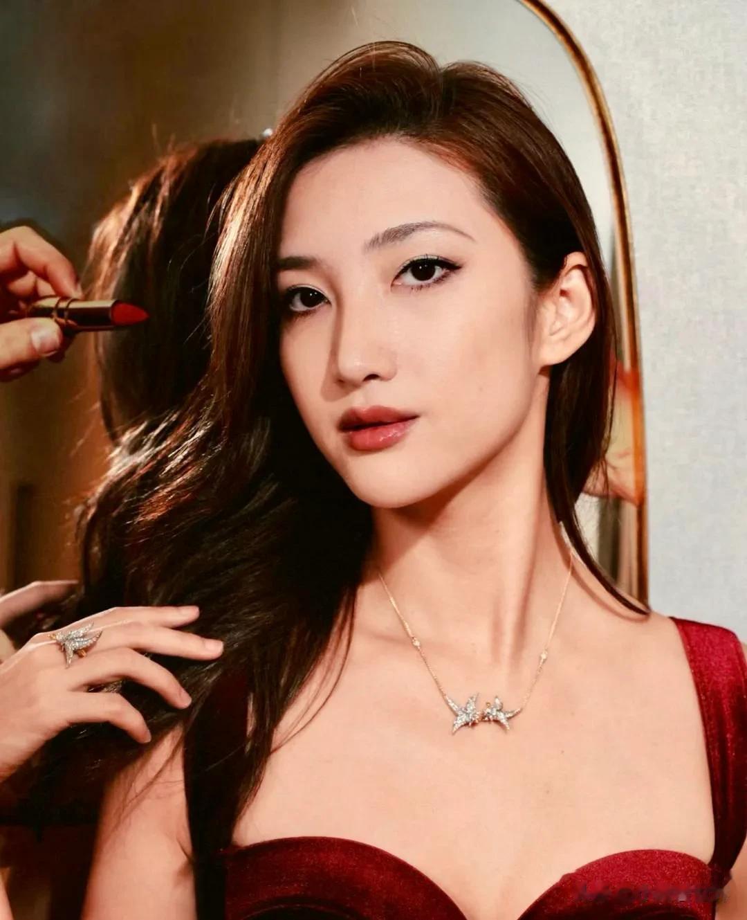 汪雨再一次证明,娶妻要娶年轻的,即使你老了,她还美得心旷神怡