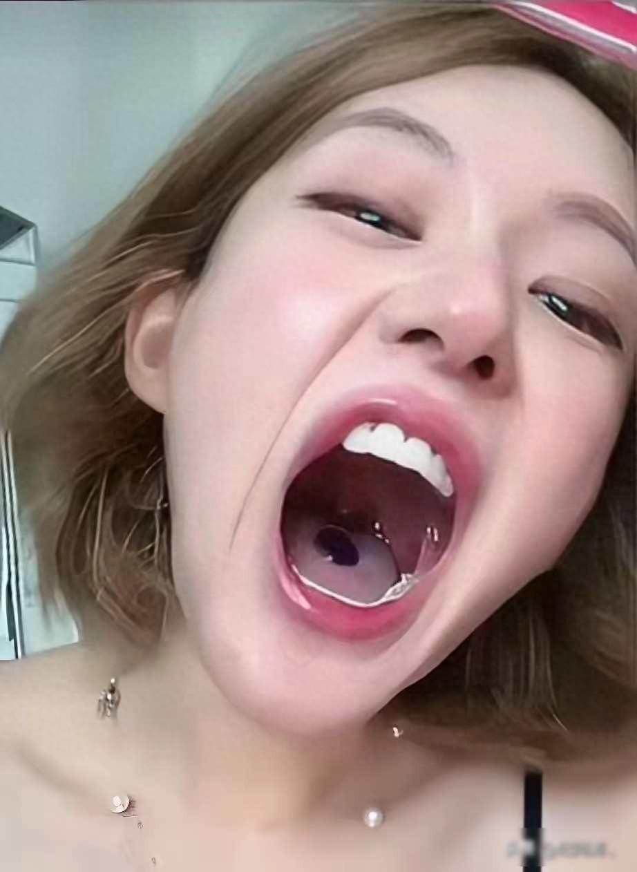 赵露思这波直播，估计肠子都悔青了。 平时开开心心跟粉丝互动