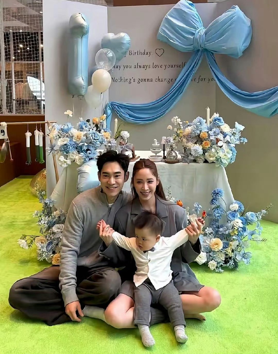 欧阳娜娜姊妹俩逛上迪，娣娣获姐姐贴心喂食拍照，二人已定居内地