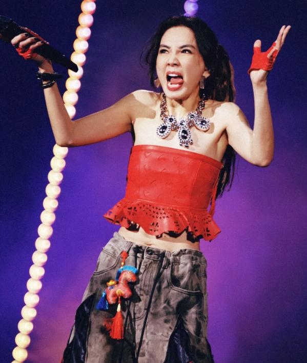 陈嘉桦带儿子回乡下，打扮朴素状态好，蹲地给父母剪指甲显孝顺